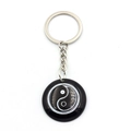Detailansicht eines runden Harz-Schlüsselanhängers mit schwarz-weißem Yin-Yang-Symbol - Yin und Yang