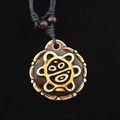 Collana etnica con pendente totem sole in resina marrone e cordino nero - Totem del Sole Rotondo