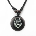Collana etnica con ciondolo a testa di lupo in resina nera e perle di legno marroni - Stile Ciondolo Tondo Testa di Lupo