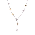 Détail d'un long collier en Y avec perles blanches et perles dorées sur chaîne argentée - Or+Blanc
