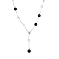 Détail d'un long collier en Y avec perles blanches, perles noires et pendentif cœur - Noir + Blanc