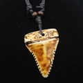 Détail d'un pendentif dent de requin en os synthétique avec motifs bruns et perles en bois - Brun Rouge