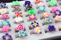 Detaillierte Draufsicht auf bunte Polymer-Blumenringe in verschiedenen Stilen auf einem Tablett - Einstellbar Offen / Blumenstil