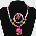 Schmuckset für Mädchen mit rosa Sonnenblume Perlenkette und Armband auf schwarzer Büste - Halskette + Armband + Ring / Rosa (3-teiliges Set)