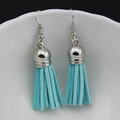 Vue détaillée des boucles d'oreilles à pompons en daim bleu clair avec crochet argenté - Bleu Clair (C)