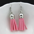 Vue détaillée de boucles d'oreilles à pompons roses sur bord en céramique avec crochets - Rose (B)