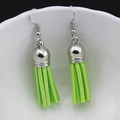Gros plan de boucles d'oreilles pompons vert fluo avec calottes argentées sur un bol blanc - Vert Fluorescent (A)