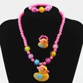 Kindersieradenset met roze kralen en schattige gele eendenhangers van kunststof hars - Kleine Gele Eend Stijl / Rozerood