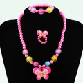 Roze vlinder hars ketting en armband sieradenset voor kinderen op zwarte display - Vlinder ontwerp / Rozerood