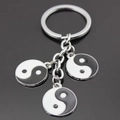 Metalen sleutelhanger met drie Yin Yang hangers van zwart en wit emaille afwerking - Tai Chi Yin Yang-stijl