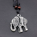 Collana bohémien con ciondolo a elefante in argento vintage e perline in legno scuro - Argento antico