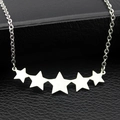 Collana in acciaio lucido con ciondolo a cinque stelle curvo su una sottile catena a maglie - Stile Ciondolo a Cinque Stelle Collegate