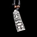 Collier pendentif statue Tiki en résine avec corde tressée noire et perles en bois - Style Un (Blanc)