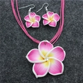 Detaillierte Nahaufnahme des handgefertigten rosa Plumeria-Blumen-Halsketten-Schmucksets - Fuchsia