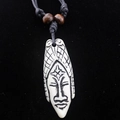 Pendentif collier de style tribal avec visage sculpté et détails de perles en bois - Style Visage Tribal / Blanc