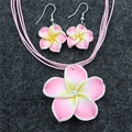Detail von Schmuckset mit rosa Plumeria-Blüten aus Kunstharz und Wachsseil-Halskette - Rosa