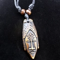 Collier tribal avec pendentif visage en résine et masque gravé sur cordon ethnique - Style Visage Tribal / Marron