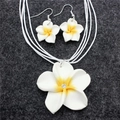 Schmuckset mit Frangipani-Blüten aus weißem Ton, Halskette und passende Ohrringe - Weiß