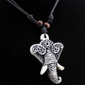 Collier ethnique avec pendentif tête d'éléphant en résine, gravures et cordon ajustable - Blanc