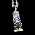 Détail du pendentif statue Tiki en résine avec gravures polynésiennes et perles en bois - Style Deux (Brun)