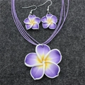 Detail von lila Plumeria Halskette und Ohrringen mit Farbverlauf und Kristalldetails - Lila
