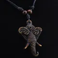 Collana vintage in resina con ciondolo elefante e corda di canapa regolabile - Marrone