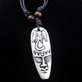 Collier de style tribal avec pendentif gravé à la main représentant un éléphant - Style Totem Éléphant / Blanc