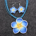 Detailaufnahme des blauen Plumeria-Schmucksets aus Ton mit Halskette und Ohrringen - Blau