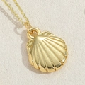 Elegant gold shell pendant necklace with fine cable chain in a vintage beach style - Shell Shape / Gold