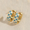 Gouden huggie oorbellen met blauw en wit schaakbord emaille patroon voor dames - Wit en Blauw Schaakbord