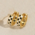 Créoles rétro en or 18 carats avec émail en damier noir et blanc et fleurs en zircone - Damier Noir et Blanc