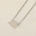 Minimalistische silberne Halskette mit quadratischem Würfelanhänger und feiner Gliederkette - Würfelstil (Silber)