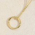 Minimalistische Goldkette mit poliertem Rundanhänger und einer feinen Gliederkette - Ringstil (Gold)