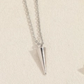 Collana minimalista con ciondolo aereo argento e cono geometrico lucido per donna - Stile Cono (Argento)