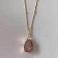 Minimalistische 14K vergulde ketting met een natuurlijke ruwe roze stenen hanger - Roze (Satellietketting)