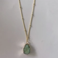 14K vergulde halsketting met een onregelmatige lichtgroene ruwe kristallen hanger - Lichtblauw (Satellietketting)