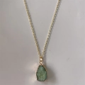 Minimalistische 14K vergulde ketting met groene natuursteen hanger in ruwe afwerking - Jade Kleur (O-link ketting)