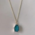 Minimalistische 14K vergulde ketting met een onregelmatige blauwe natuursteen hanger - Blauw (O-link ketting)