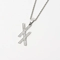 Detail van zilveren koordketting met dubbele X-hanger en ingelegde zirkonia steentjes - Zilver