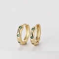Eleganti orecchini a cerchio in argento S925 dorato con tre gemme verdi brillanti incastonate - Verde
