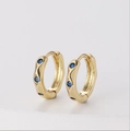 Orecchini a cerchio geometrici dorati con tre pietre di zircone blu scintillanti - Blu
