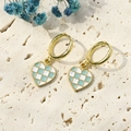 Hartvormige oorringen met schaakbordpatroon in mintgroen en wit email goud - Wit En Blauw Schaakbord