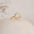 Dettaglio macro di anello tondo placcato oro 14k con zirconi bianchi scintillanti - US 7 / Oro
