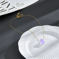 Detail einer minimalistischen 14k vergoldeten Halskette mit natürlichem lila Rohstein - 14k / Lila