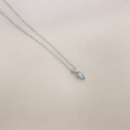 Elegante collar con colgante de gota de ópalo azul y circón chapado en oro de 14k - 14k / Plateado