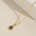Unregelmäßige geometrische Goldkette mit ovalem blauem Edelstein und Lavastruktur - Blau