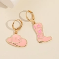 Ohrringe mit rosa Emaille-Cowboyhut und -Stiefel mit 14k Vergoldung für Damen - Rosa Hut & Stiefel (Asymmetrischer Stil)