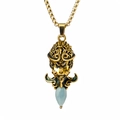 Detail des goldenen Monkey King Anhängers mit blauem Edelstein und feinen Gravuren - Antikgold Blaues Licht