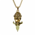 Vue détaillée du pendentif doré Sun Wukong avec pierre verte sur un fond blanc neutre - Or Antique Lumière Verte