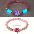 Leuchtendes Perlenarmband mit rosa Meerjungfrau-Perlen und Blumenanhänger-Detail - Rosa